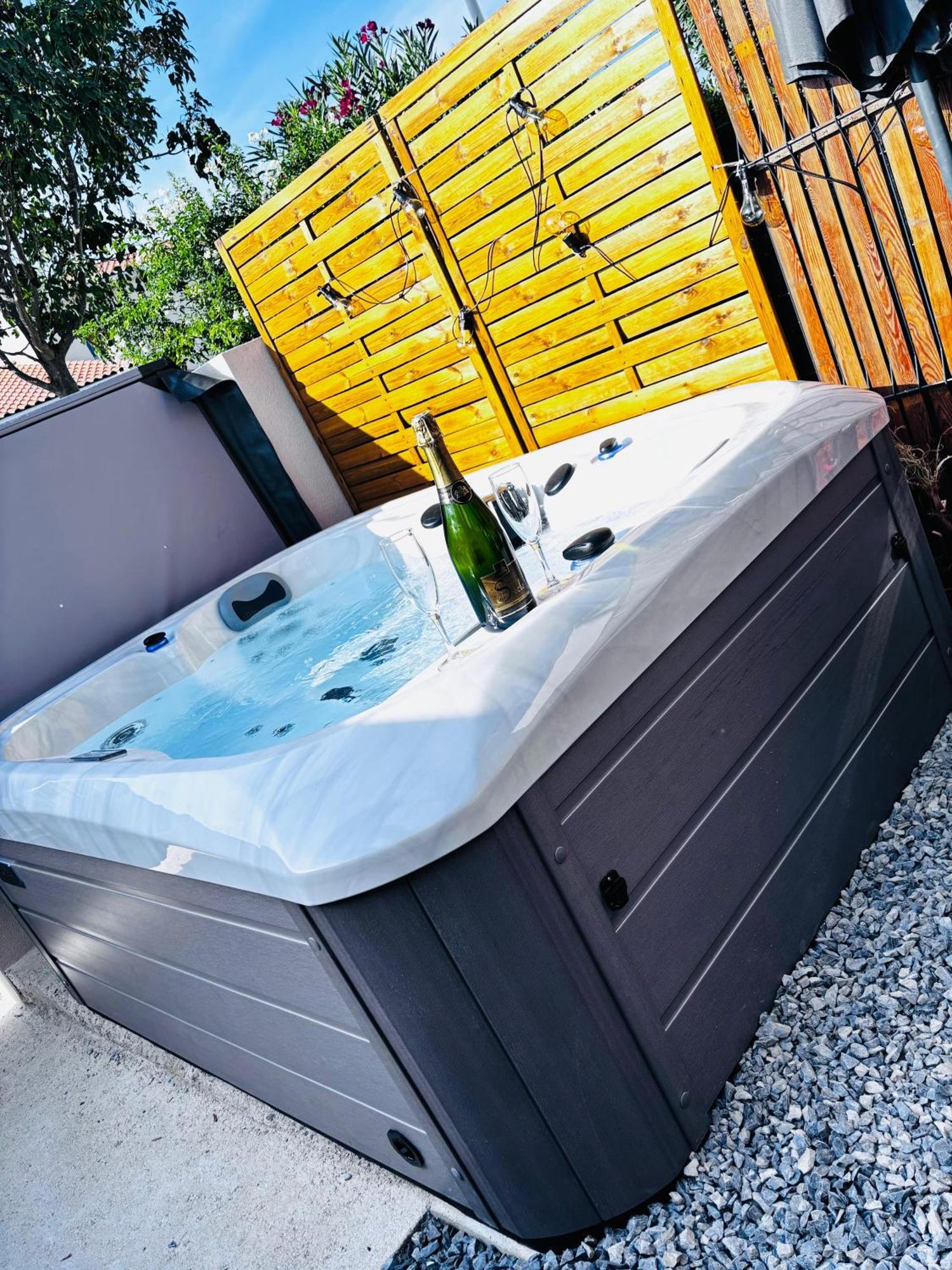 Logement Du Sud Avec Jacuzzi Sommières Extérieur photo